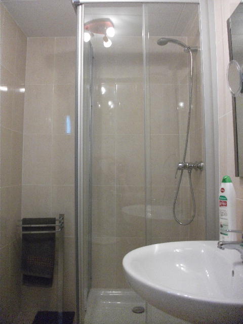 Double bedroom en suite shower